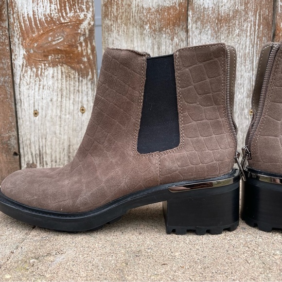 VINCE CAMUTO Women’s Tan Black Chelsea Ankle Boots Chunky Heel Zip Up Size 7.5 - Picture 9 of 14